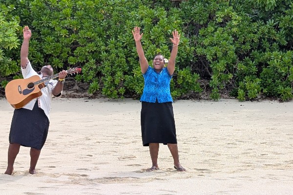 Rondreis Fiji - Barefoot Manta, staff welcome - opDroomreis.nu
