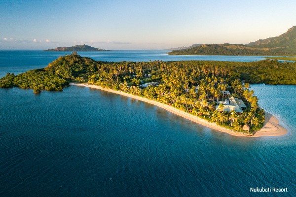 Tropisch eiland Nukubati gefotografeerd van boven, onderdeel van exclusieve voorbeeldreizen naar Fiji