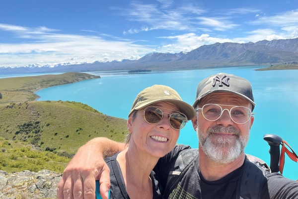 selfie bij turkoois gletsjermeer, Lake Tekapo – review, rondreis Nieuw-Zeeland, opDroomreis.nu