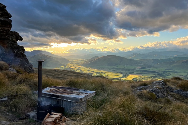 zonsondergang vanuit berghut, Welcome Rock – review, rondreis Nieuw-Zeeland, opDroomreis.nu